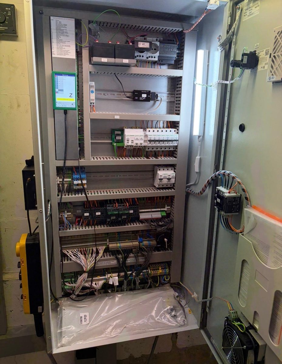 Offener Schaltschrank – Steuerungstechnik und Elektroservice Kiel